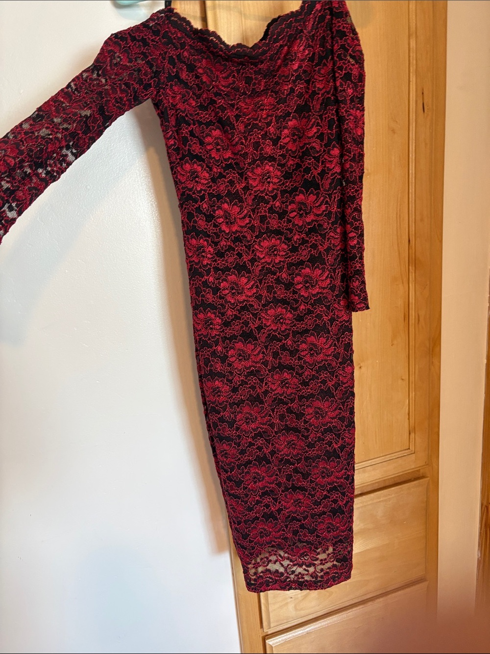 GBG GUESSRed Lace Off-Shoulder Sheath Dress